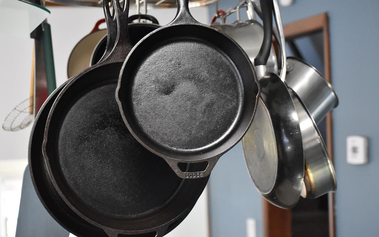 Can you use a cast iron skillet on a Blackstone griddle - featured image with cast iron pans